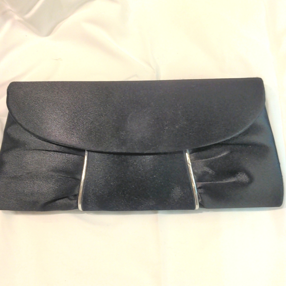 Black Cache’ evening bag, hip length cord